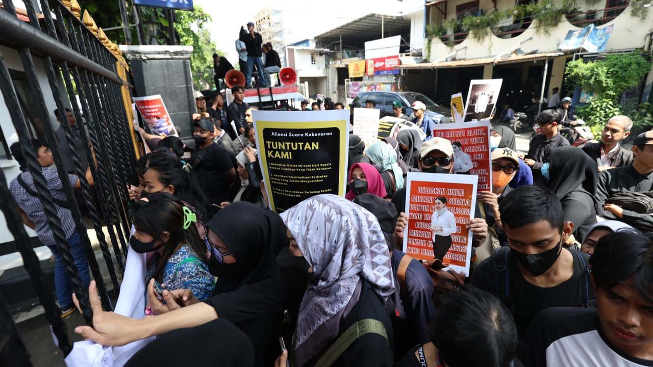 FOTO: Sidang Diwarnai Demo, Nikita Ajukan Eksepsi atas Dakwaan Pemerasan dan TPPU