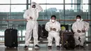 Sejumlah calon penumpang pesawat menggunakan alat pelindung diri (APD) di Terminal 3 Bandara Soekarno-Hatta (Soetta), Tangerang, Banten, Senin (11/5/2020). Calon penumpang menggunakan APD untuk melindungi diri dari penularan virus corona COVID-19. (Liputan6.com/Faizal Fanani)