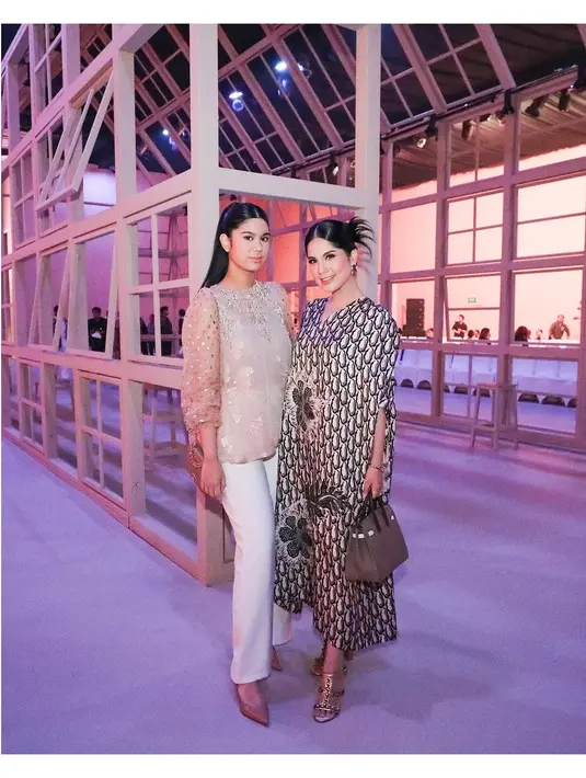 Penampilan Almira Yudhoyono yang bikin pangling saat hadiri acara fashion bareng Annisa Pohan. (sumber: Instagram/annisayudhoyono)