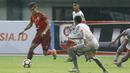Striker Persis Solo, Rudiyana, menghindari kejaran pemain Martapura FC pada laga 8 besar Liga 2 Indonesia di Stadion Patriot, Bekasi, Kamis (9/11/2017). Persis kalah 0-1 dari Martapura FC. (Bola.com/M Iqbal Ichsan)