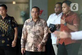 Bupati Pati Sudewa alias Sudewo saat meninggalkan gedung Merah Putih Komisi Pemberantasan Korupsi (KPK), Jakarta, Senin (22/9/2025). (Liputan6.com/Helmi Fithriansyah)