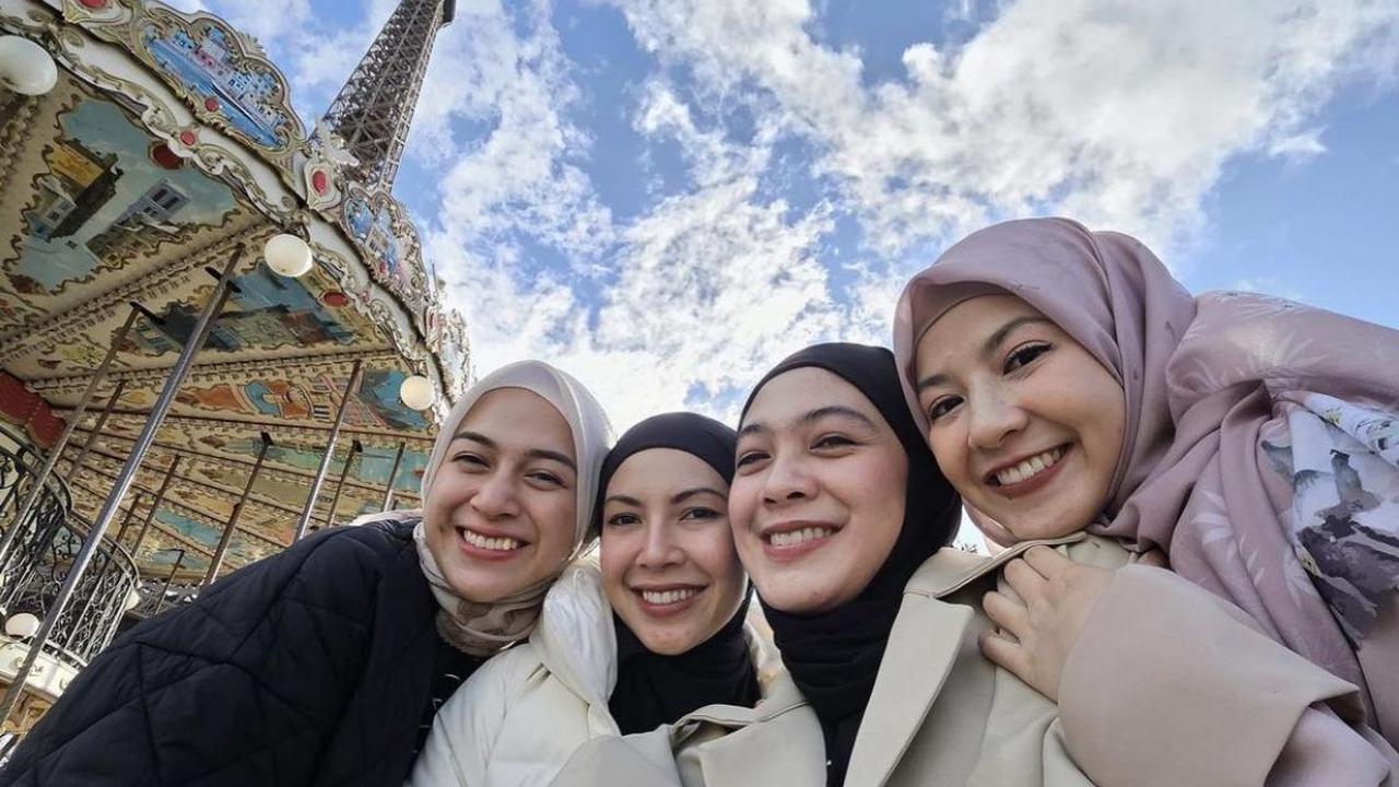 7 Potret Geng Berhijab yang Selalu Mengabadikan Setiap Momen Liburan dan Kerja!