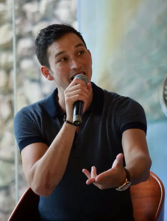 "Hahaha, Aku sama Raline hubungannya, kita akrab. Karena we like same, she is fun, she is friend. Belum dekat sama orang sih," ungkap Mike Lewis, di kawasan Senopati, Jakarta Selatan, Kamis (4/8). (Galih W. Satria/Bintang.com)