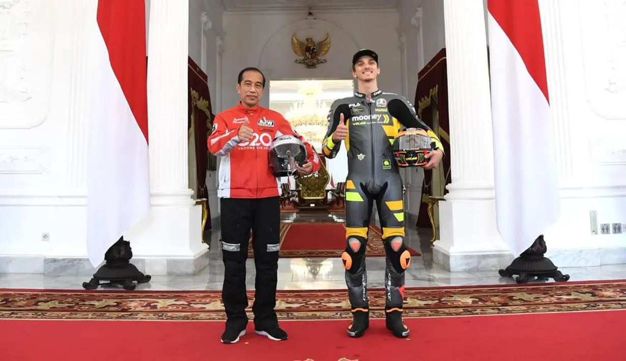 Presiden Joko Widodo berfoto dengan pembalap Mooney VR46 Racing Team, Luca Marini di Istana Merdeka, Jakarta, Rabu (16/3/2022). Para pembalap datang dengan memakai setelah baju khusus balap motor yang akan dipakai dalam Grand Prix Indonesia di Mandalika pada 20 Maret 2022 (Lukas - Biro Pers/Setpres)