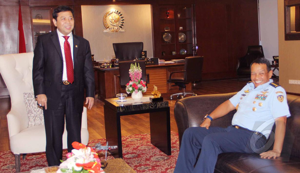 Kepala Staf TNI Angkatan Udara (KSAU) Marsekal Madya Agus Supriatna mendatangi pimpinan DPR untuk menjelaskan perihal insiden kecelakaan pesawat F-16 di Pangkalan Udara Halim Perdanakusuma, Jakarta, Jumat (17/4/2015). (Liputan6.com/Helmi Afandi)