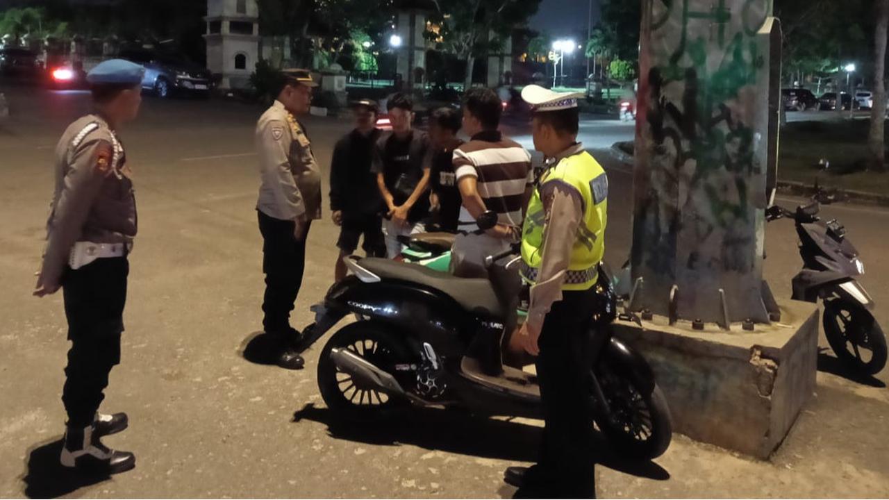 Polisi Patroli di Jalanan Pelalawan, Sisir Lokasi Keramaian Sampaikan Pesan Pilkada Damai