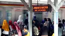 Calon penumpang menunggu kereta commuter line di Stasiun Manggarai, Jakarta, Kamis (13/2/2020). Rekayasa perjalanan KRL dijadwalkan berlangsung 11 hari, kurun waktu 13-23 Februari 2020. (merdeka.com/Magang/Muhammad Fayyadh)