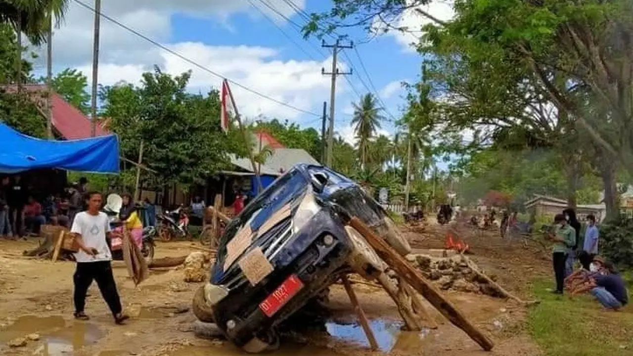 Demonstrasi menuntut perbaikan jalan rusak di Kabupaten Muna, sekelompok emak-emak mengangkat mobil dinas milik pemda kabupaten lain hingga nyaris terbalik.(Dok Warga)