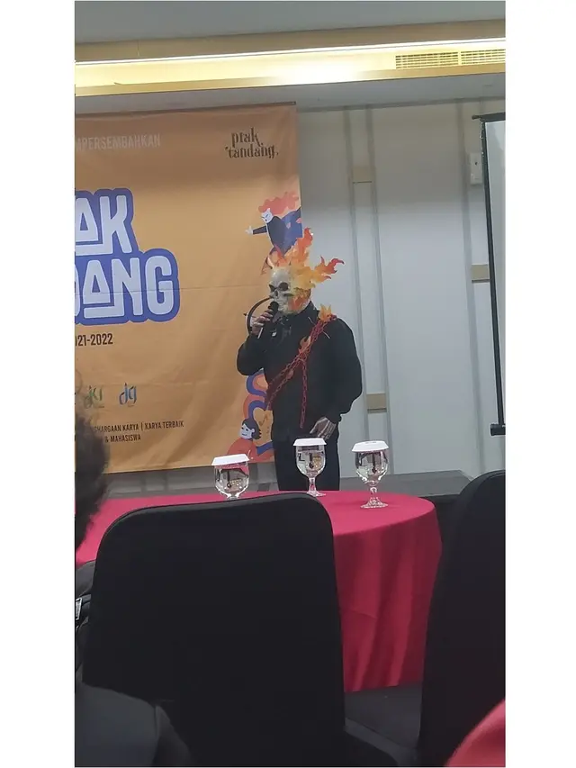 6 Potret Kostum Cosplay Dosen saat Yudisium Ini Unik, Menghibur Mahasiswa