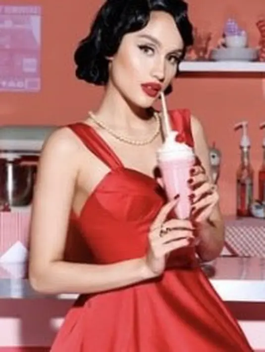 <p>Rambut hitam bergaya retro bak Marilyn Monroe, cinta memadukannya dress merah cocok dengan warna lipstik yang ia kenakan. @claurakiehl</p>