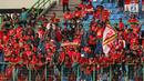 Suporter Semen Padang bersorak saat menyaksikan laga timnya melawan Bhayangkara FC di lanjutan Liga 1 Indonesia di Stadion Patriot Candrabhaga, Bekasi, Sabtu (20/5). Semen Padang kalah 0-1. (Liputan6.com/Helmi Fithriansyah)