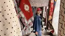 Denim juga menjadi salah satu outfit yang tak pernah gagal ciptakan kesan penuh gaya. [Foto: Instagram/ Luna Maya]