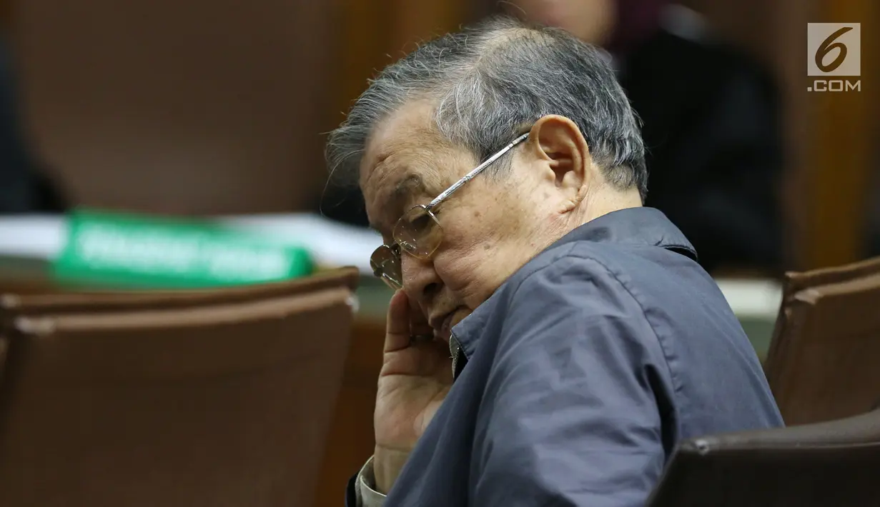 Terdakwa suap kepada Hakim Adhoc Tipikor PN Medan Merry Purba, Tamin Sukardi menjalani sidang tuntutan di Pengadilan Tipikor, Jakarta, Senin (11/3). Tamin Sukardi juga didenda Rp400 juta subsider enam bulan kurungan. (Liputan6.com/Johan Tallo)