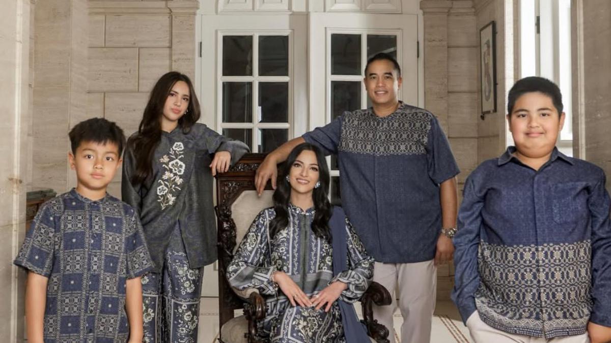 Jelang Ramadan, Nia Ramadhani dan Keluarga Tampak Harmonis Dalam Balutan Baju Lebaran Sarimbit