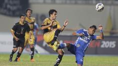 Pemain Mitra Kukar, Carlos Raul berebut bola dengan pemain Persib, Tony Sucipto pada leg pertama semi final Piala Presiden di Stadion Aji Imbut, Tenggarong, Minggu (4/10/2015). Mitra berhasil menang 1-0. (Bola.com/Vitalis Yogi Trisna)  