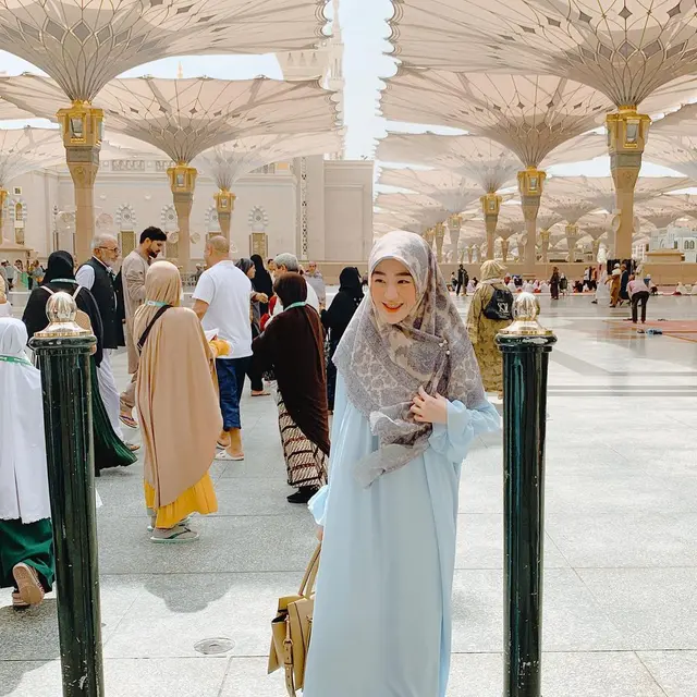 8 Potret Larissa Chou Tampil Fashionable dengan Padu Padan Hijab Syari’i