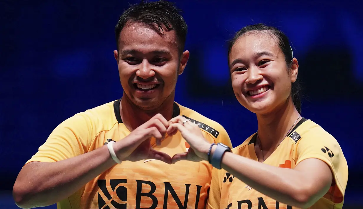 Selebrasi ganda campuran Indonesia, Rehan Naufal Kusharjanto/Lisa Ayu Kusumawati setelah mengalahkan pasangan Jepang, Kyohei Yamashita/Naru Shinoya dalam pertandingan perempat final All England 2023 yang berlangsung di Birmingham Arena, Jumat (17/3/2023) sore WIB. Rehan/Lisa menang lewat pertarungan tiga gim dengan skor 21-19, 15-21, dan 21-19. (AP/PA/Zac Goodwin)