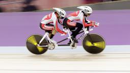 Pebalap sepeda Indonesia, Sri Sugiyanti dan Ni'mal Maghfiroh, saat beraksi pada Asian Para Games di Velodrome, Jakarta, Kamis (11/10/2018). Pasangan Indonesia ini meraih medali perak di nomor trek Individual Pursuit B putri. (Bola.com/M Iqbal Ichsan)