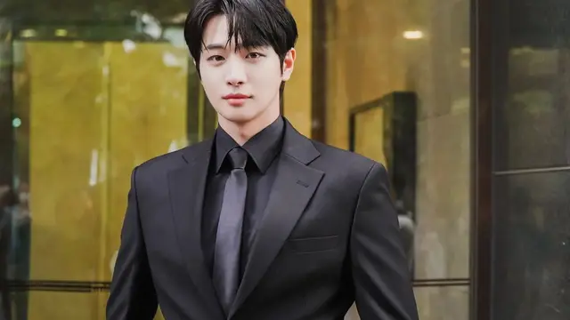 Park Sang Nam tampil tampan dan elegan mengenakan setelan jas serba hitam.