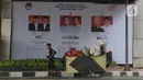 Poster sosialisasi visi misi Calon Presiden dan Calon Wakil Presiden pada Pemilu 2024 terpampang di Perempatan Kuningan-Mampang, Jakarta, Senin (8/1/2024). (merdeka.com/Imam Buhori)