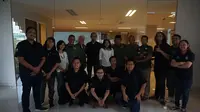 Founder Liga Bocah Indonesia (LBI), Ary Sudarsono, bersama tim saat berkunjung ke kantor Bola.com, Kamis (9/3/20187). (Bola.com/Muhammad Wirawan Kusuma)