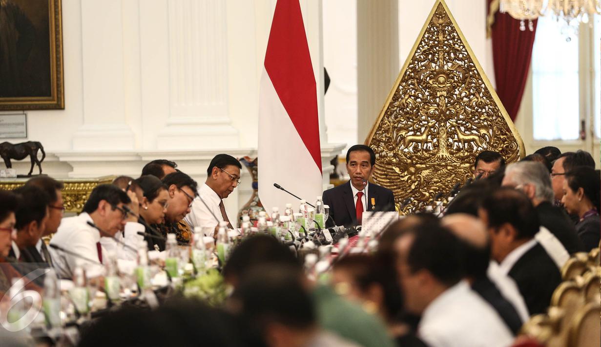 Presiden Joko Widodo memimpin sidang kabinet paripurna di Istana Merdeka,Jakarta,  Rabu (27/7).Usai pelantikan, Sejumlah menteri langsung ikuti sidang paripurna. (Liputan6.com/Faizal Fanani)