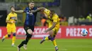 Penyerang Inter Milan, Edin Dzeko berebut bola dengan pemain Fiorentina Igor pada pertandingan lanjutan Liga Serie A Italia di Stadion San Siro, di Milan, Italia, Minggu (20/3/2022). Inter Milan bermain imbang atas Fiorentina 1-1. (AP Photo/Antonio Calanni)