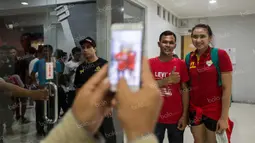 Meskipun sudah lelah bertanding, Yolla Yuliana tetap ramah menyapa para fans yang sudah menunggunya untuk mengajak foto bareng. (Bola.com/Vitalis Yogi Trisna)