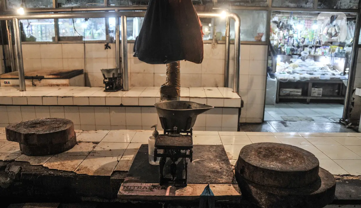 Peralatan potong terlihat tidak digunakan saat aksi mogok pedagang daging di Pasar Tebet, Jakarta, Selasa (1/3/2022). Pedagang daging sapi di Jakarta mogok berjualan hingga Jumat (4/3) sebagai bentuk protes atas kenaikan harga daging yang tembus hingga Rp140.000 per kg. (merdeka.com/Iqbal S Nugroho)