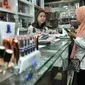 Petugas memeriksa kosmetik saat melakukan razia di pertokoan Pasar Baru, Jakarta, Rabu (12/12). Razia tersebut guna mencegah peredaran produk kosmetik yang tidak dilengkapi surat izin dan kedaluwarsa. (Merdeka.com/Iqbal S. Nugroho)