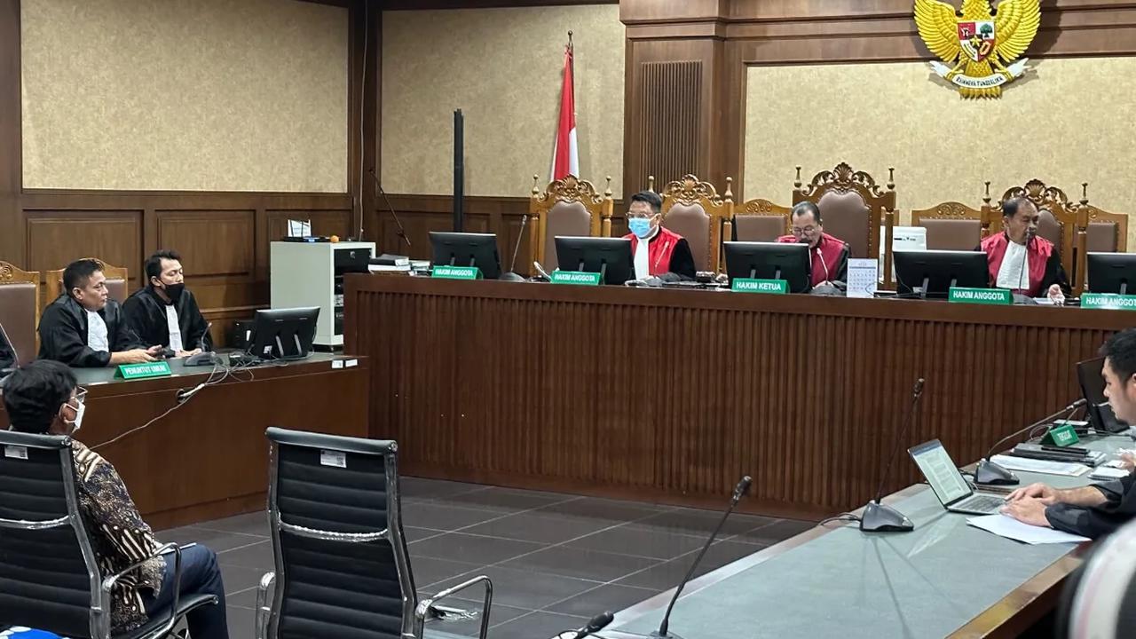 Selain tindak pidana, jaksa juga menghukum terdakwa untuk membayar denda sebesar Rp1 miliar subsider satu tahun kurungan.<br>
