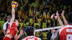 Sejak awal pertandingan, tim asuhan Toiran langsung menurunkan kekuatan terbaiknya. Keita dipercaya mengisi posisi opposite hitter, Gumilar dan Simon sebagai middle blocker, Mozic dan Farhan Halim di posisi outside hitter, serta Nizar sebagai setter. Sementara posisi libero ditempati Henry dan Abhinaya. (Dok. PBVSI)