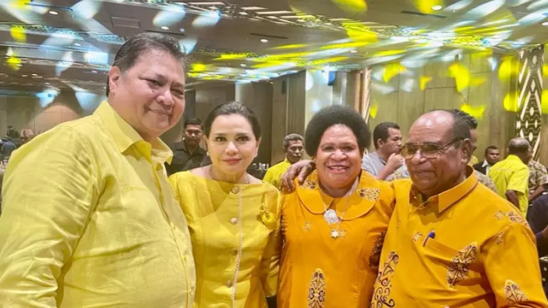 Petronela Kambuaya, Calon Jawara Wali Kota Sorong saat berfoto dengan Ketum DPP Golkar Airlangga Hartarto dan sang isteri, Yanti Airlangga.