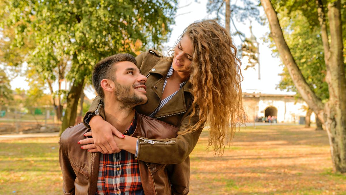 5 Cara Membangun Emotional Intimacy dalam Hubunganmu, Biar Makin Mesra