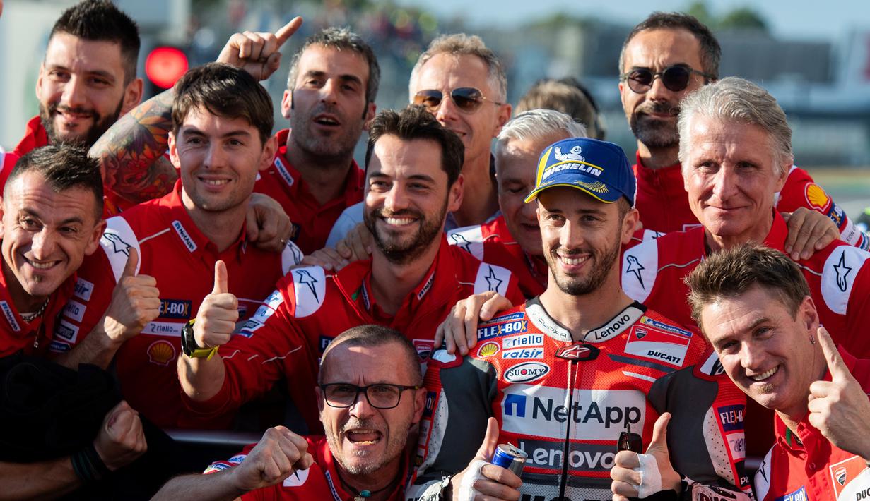 Pebalap Ducati, Andrea Dovizioso, melakukan selebrasi usai sesi kualifikasi di Sirkuit Motegi, Jepang, Sabtu (20/10/2018). Andrea Dovizioso akan memulai balapan MotoGP Motegi dari posisi terdepan sedangkan Marc Marquez keenam. (AFP/Martin Bureau)