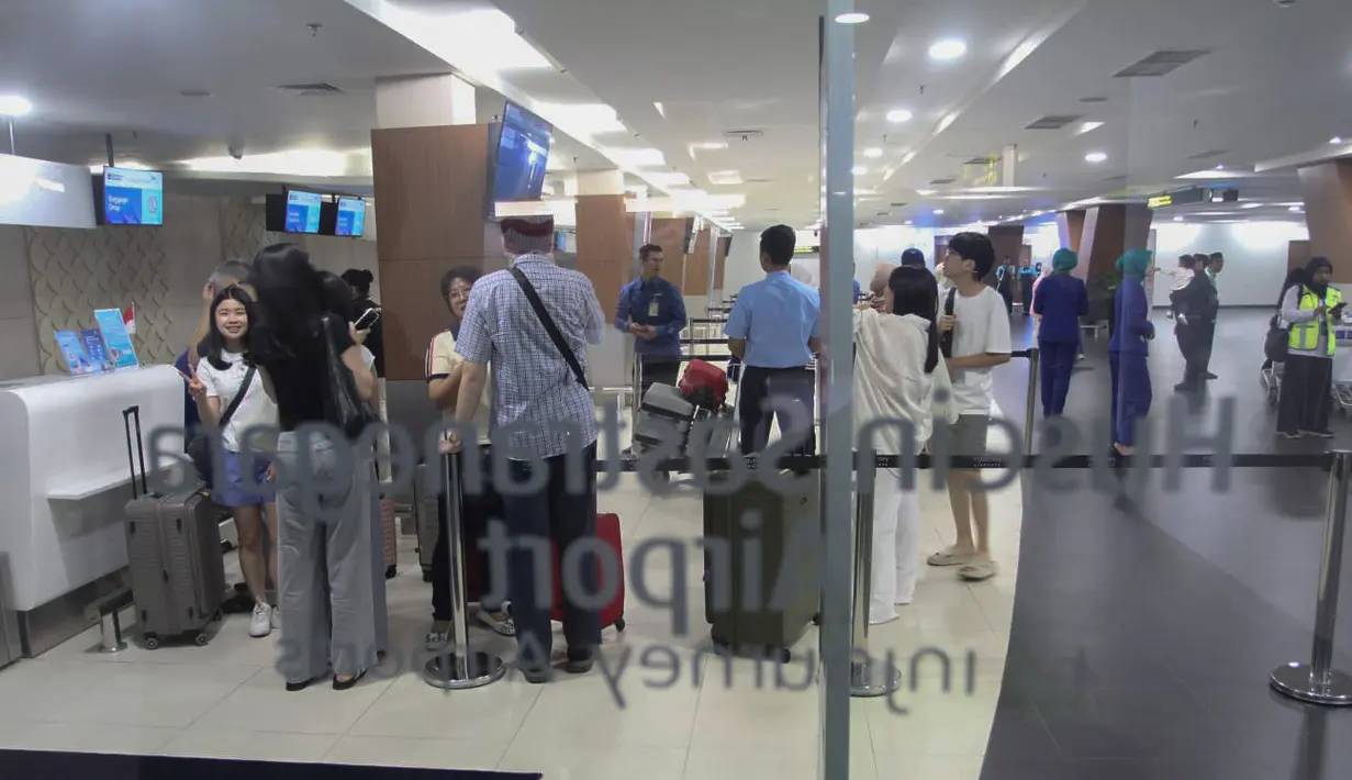 Calon penumpang melakukan check-in di konter maskapai penerbangan komersial di Bandara Husein Sastranegara, Bandung, Jawa Barat, Jumat 14 Agustus 2026. (Istimewa)