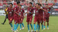 Pemain Persewangi merayakan kemenangan atas PS Mojokerto lewat adu penalti dengan skor 7-6. (Bola.com/Gatot Sumitro)