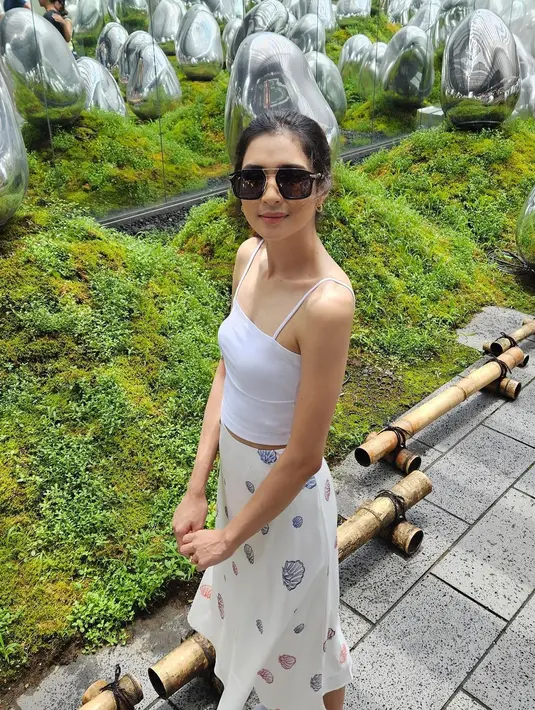 Tatanan rambut high-ponytail, makeup sederhana namun menawan, serta tambahan sentuhan sunglasses, membuat Mikha tampil luar biasa cantik memancarkan aura bahagia. Foto: Instagram.