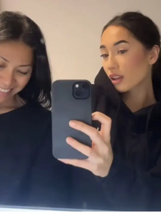 Sapuan blush tipis dan lipstik dengan warna bibir, hadirkan cantik yang natural pada penampilan Kirana.  [Foto: Instagram/ Anggun_C]