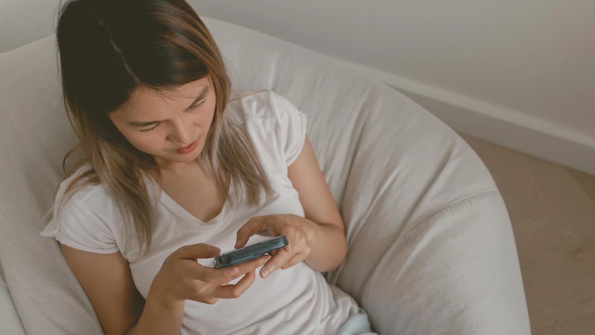 Scroll tanpa Henti, Stres tanpa Disadari: Ancaman Stroke di Era Digital