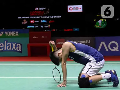 Reaksi ganda putra Indonesia Yeremia Rambitan (kanan) dan Pramudya Kusumawardana setelah kalah atas ganda putra Malaysia Aaron Chia dan Soh Wooi Yik dalam babak semifinal Indonesia Open 2023 di Istora Senayan, Jakarta, Sabtu (17/6/2023). (Liputan6.com/Herman Zakharia)