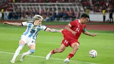 Pemain Timnas Argentina, Alejandro Garnacho (kiri), berusaha merebut bola dari pemain Timnas Indonesia, Asnawai Mangkualam dalam pertandingan FIFA Matchday 2023 yang berlangsung di Stadion Utama Gelora Bung Karno, Jakarta, Senin (19/6/2023). (Bola.com/Abdul Aziz)