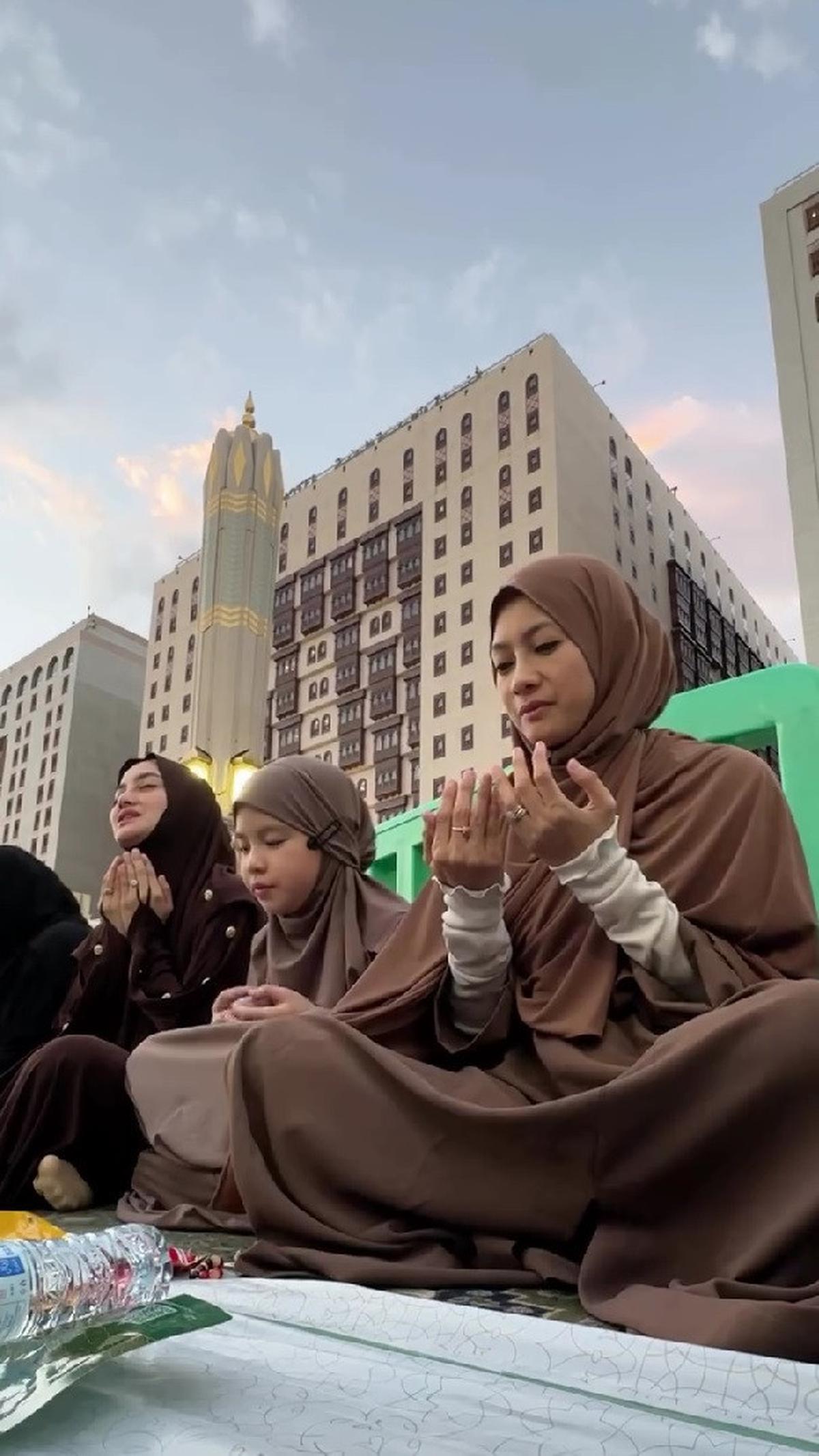 Momen Ririn Ekawati dan Rini Yulianti Bagi-Bagi Takjil Gratis di Masjid Nabawi saat Umrah