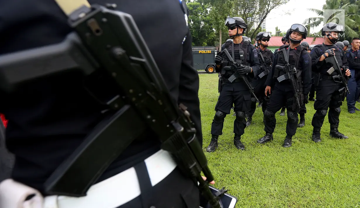 Aparat kepolisian berseragam lengkap saat mengikuti apel di Medan, Rabu (22/11). Apel ini dilakukan guna mengecek kesiapan pasukan dalam mengamankan ngunduh mantu Kahiyang-Bobby dan juga kunjungan kerja Presiden Jokowi. (Liputan6.com/Johan Tallo)