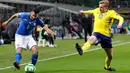 Pemain Italia Antonio Candreva berebut bola dengan pemain Swedia, Emil Forsberg pada laga leg kedua playoff Piala Dunia 2018 melawan Italia, di Stadion San Siro, Selasa (14/11). Swedia lolos ke Rusia 2018 berkat keunggulan agregat 1-0 (AP/Antonio Calanni)