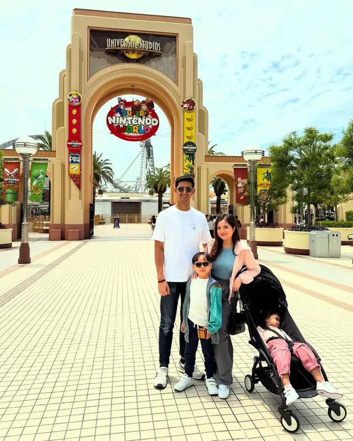 Gaya Sporty Feminin Taya Farasya Liburan Bareng Dua Toddler di Jepang, Tampil Kece dengan Tas Chanel
