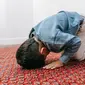 Ilustrasi anak melakukan salat. (Sumber foto: Pexels.com)