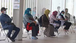 Warga antre saat mengikuti swab test massal di Rumah Sakit Universitas Indonesia (RSUI), Depok, Jawa Barat, Selasa (2/6/2020). RSUI menggelar program pekan swab test massal mulai tanggal 2-19 Juni 2020. (Liputan6.com/Herman Zakharia)