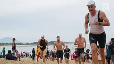 Peserta mengikuti BCA Super League Triathlon 2019 di Nusa Dua, Bali, Sabtu (23/3). Ajang dikemas dengan konsep sport tourism sehingga secara tidak langsung berkontribusi positif terhadap kemajuan pariwisata dan nilai tambah ekonomi dari mata rantai kegiatan tersebut. (Liputan6.com/HO/Eko)