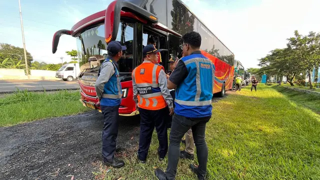 Kementerian Perhubungan melakukan inspeksi keselamatan lalu lintas angkutan jalan (rampcheck) dilakukan terhadap 55 armada bus di Rest Area KM 45 Tol Jagorawi, Bogor, Jawa Barat. (Kemenhub)